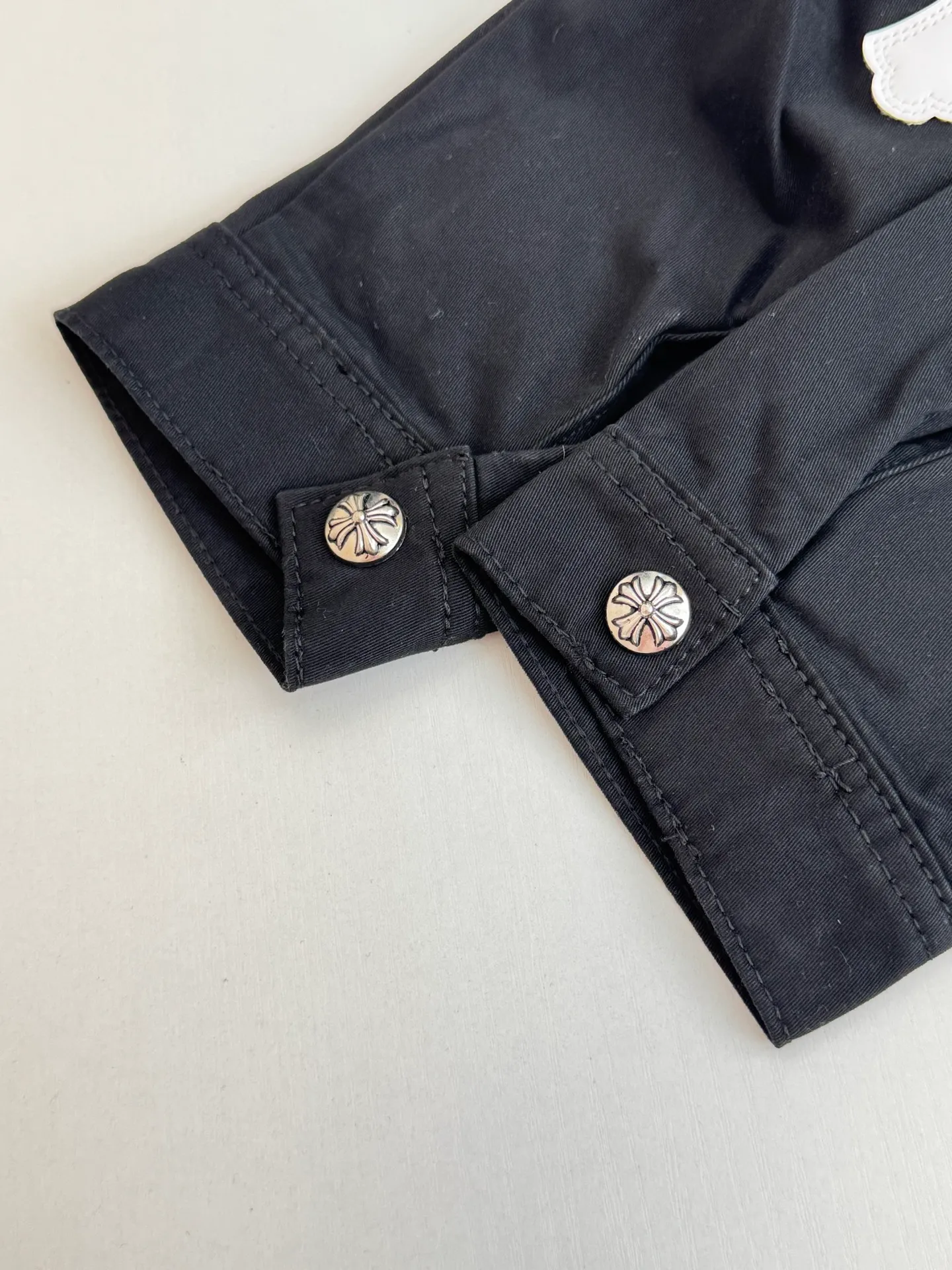 P590 Chrome Heart*/Chrome Heart CH leather workwear denim jacket, originally purchased for HK26,680, is a new series developed over the past 25 years. It is made of high-ounce twill denim fabric (the color is exclusive blackish blue, distinguishing it from pure black on the market), and the two-color cross is made of artificial leather (all individually dyed, with the same texture and no color difference). The stitch length, thread color, and wiring of the car are exactly the same. The inner leather is made of first-layer calfskin, with regular cross stitching, special machine sewing and edge stitching, 925 silver electroplated hardware, and consistent oxidation and distressing effects.  Size：S/M/L